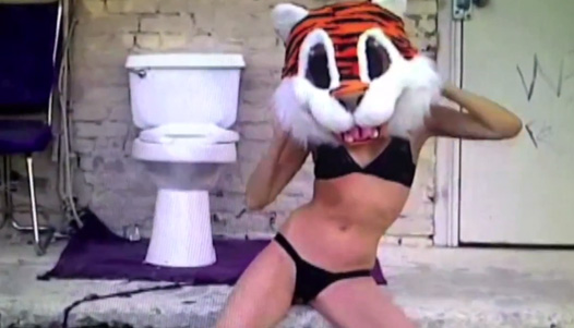 Тигрица Лили Дональдсон в короткометражной фэшн-комедии
