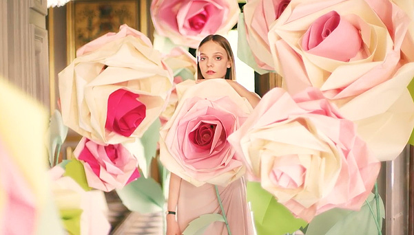Кадр из новогднего видеоролика Dior