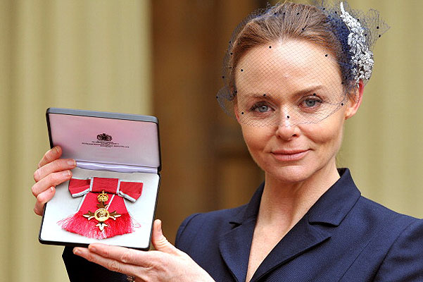 Королевская награда: Стелле МакКартни вручили орден Британской империи